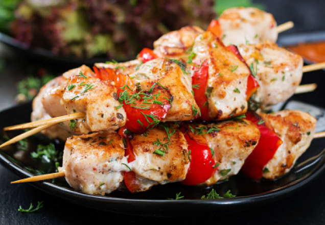 أشهى كباب الدجاج على السيخ الخشبي